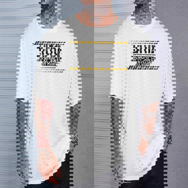 Caution Does Not Play Well With Others Tシャツ 彼への贈り物