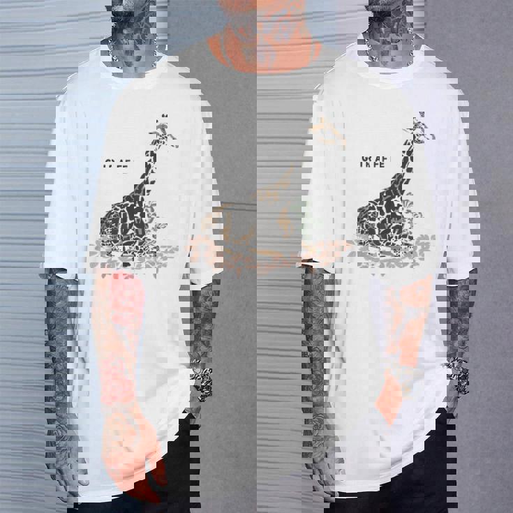 Giraffe キリン イラスト おしゃれ かっこいい キリンの絵 リアル 熱帯の花 野生生物 キリン好き Tシャツ 彼への贈り物