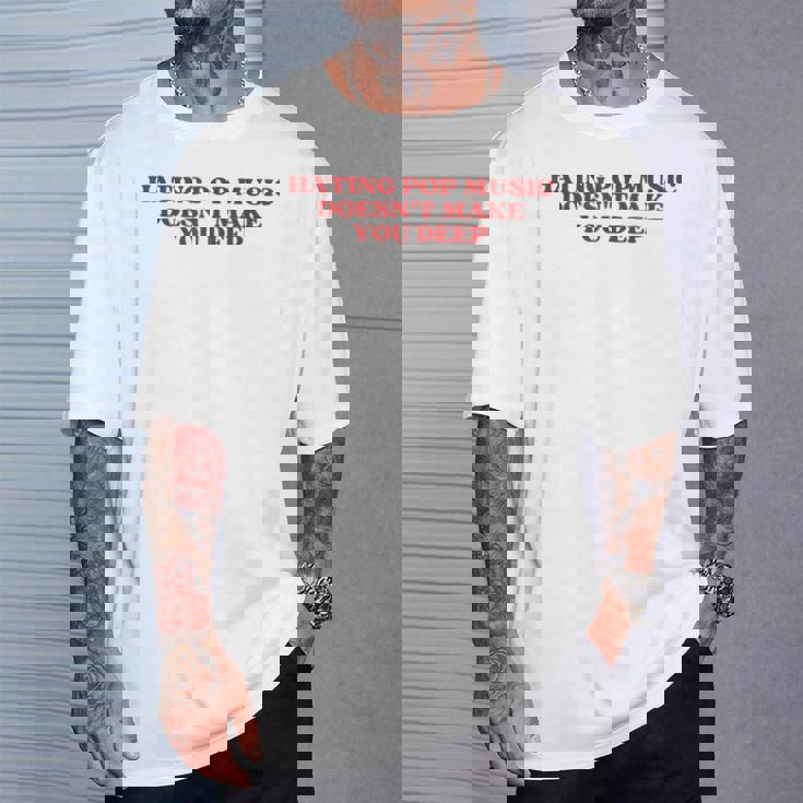 Hating Pop Music Doesn't Make You Deep Y2k Aesthetic Tシャツ 彼への贈り物