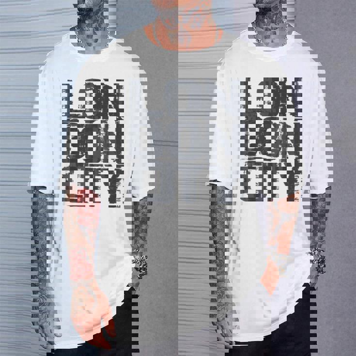 I Love London、クールでレトロなロンドンのファッショングラフィックデザイン。 Tシャツ 彼への贈り物