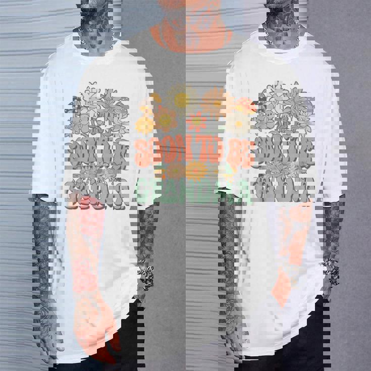 Soon To Be Grandma Expecting Baby Daisy Groovy Wildflower Tシャツ 彼への贈り物