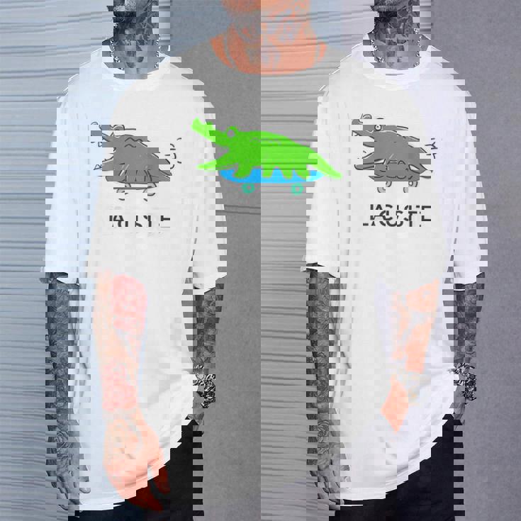 【バックプリント・背中側】楽して行こうワニ（Lacusite）スケボー【変なデザイン屋さん】ブランド パロディ 面白い Tシャツ 彼への贈り物