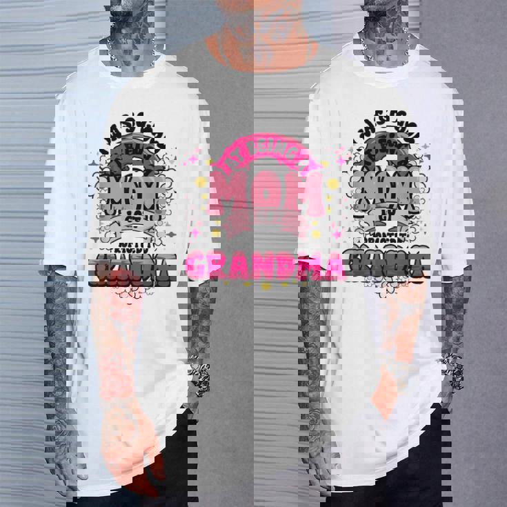 お母さんはおばあちゃんに昇進しました新しいおばあちゃんママ面白い母の日 Tシャツ 彼への贈り物