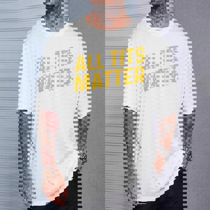 すべてのおっぱいは重要 Tシャツ 彼への贈り物