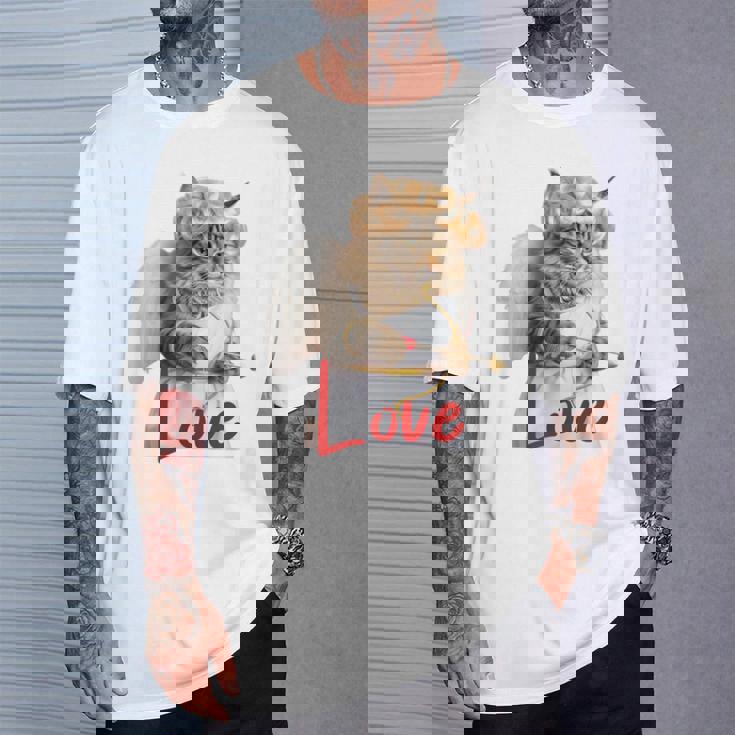 キューピッドコスチュームを着た面白い猫、聖バレンタインの猫の自撮り。 Tシャツ 彼への贈り物