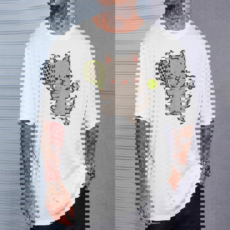 テニスをする猫。かわいいスポーツ猫。 Tシャツ 彼への贈り物