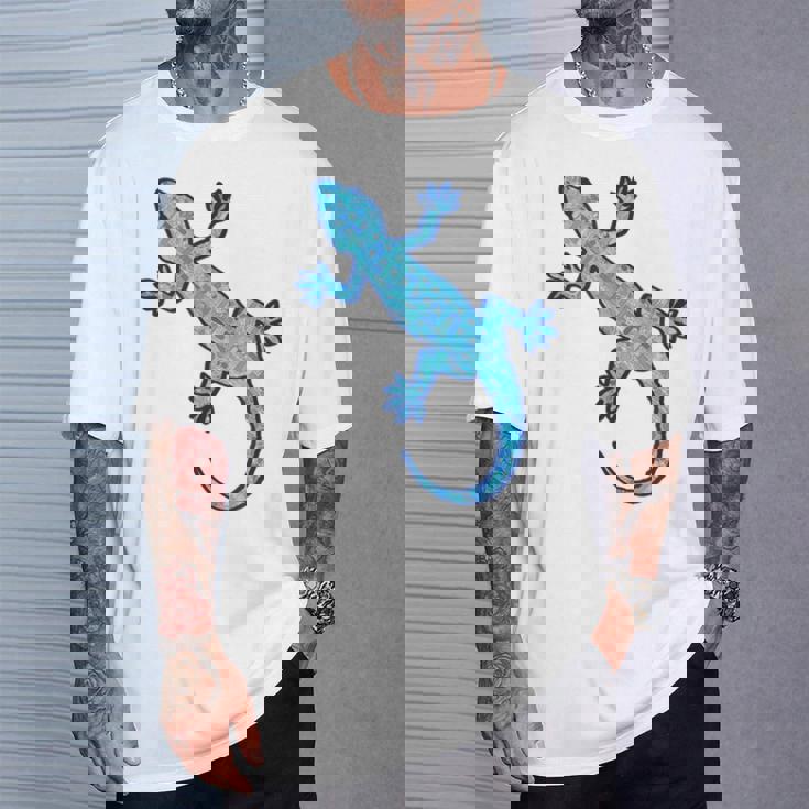 トライバル バティック パターン ヤモリトカゲ デニムブルーtシャツ Tシャツ 彼への贈り物