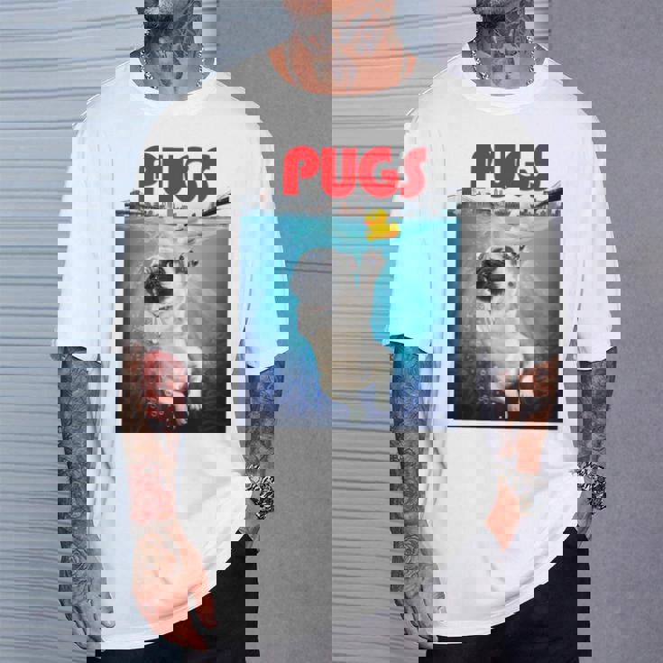 ニューヨーク港でゴム製のアヒルのおもちゃで遊ぶかわいいパグ犬 長袖tシャツ Tシャツ 彼への贈り物
