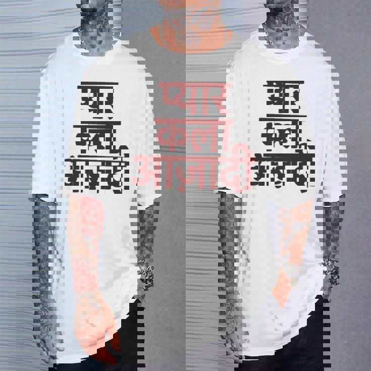 ヒンディー語で書かれた愛、芸術、自由 長袖tシャツ Tシャツ 彼への贈り物