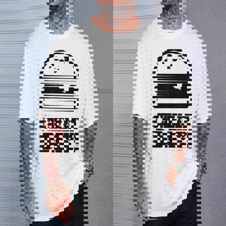 ファニージム チートデー ハンバーガー キャブ フード Tシャツ 彼への贈り物