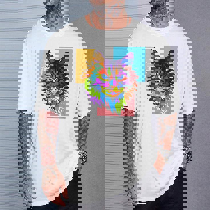 ペイントされた猫の顔 カラフル レインボー アートデザイン ギフトに最適 Tシャツ 彼への贈り物