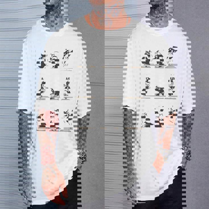 ボストンテリア ヨガ アサナ ポーズ 瞑想 おもしろtシャツ Tシャツ 彼への贈り物