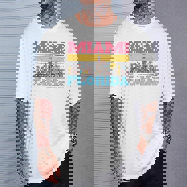 マイアミ フロリダ州 都市景観 お土産 モダン マイアミスカイライン Tシャツ 彼への贈り物