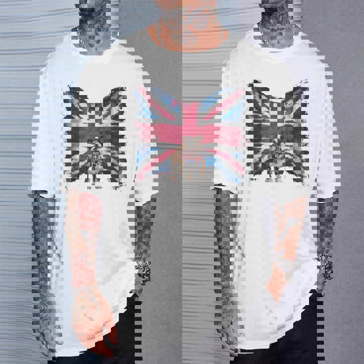 ユニオンジャックバンダナをかぶったブリティッシュブルドッグ、かわいい英国国旗。 Tシャツ 彼への贈り物