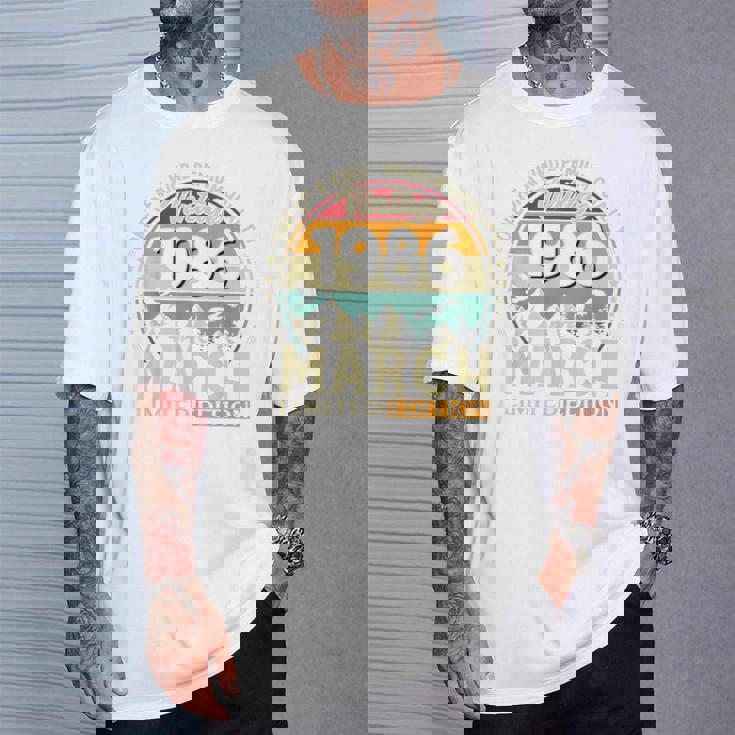 ヴィンテージカー 1986 年3月 40 歳の誕生日 1986 年のクラシックカー Tシャツ 彼への贈り物