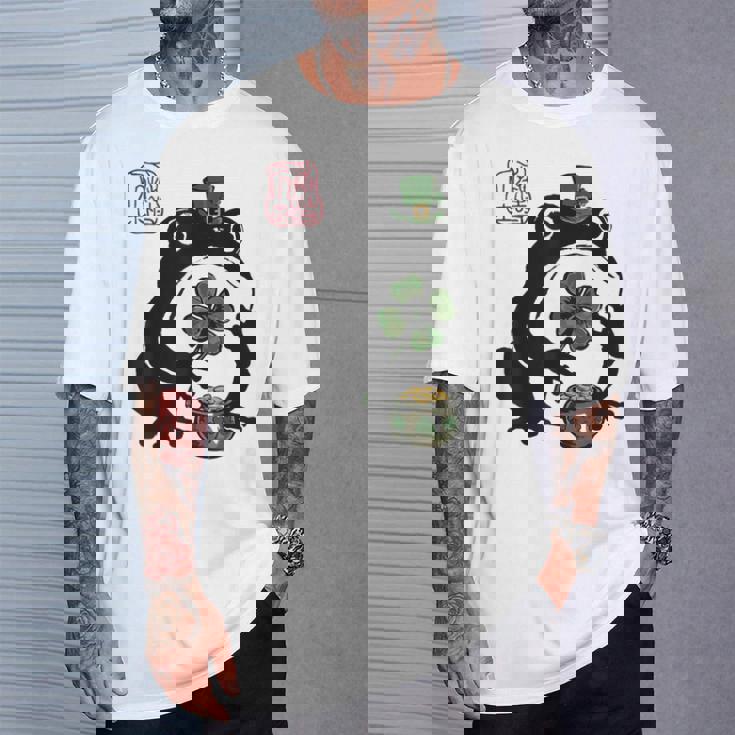 不機嫌そうなカエル 面白い 聖パトリックデー クローバーリーフ アニメ 日本語 Tシャツ 彼への贈り物