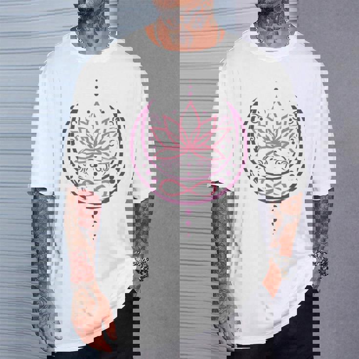 月と無限のシンボルの蓮 ヨガと禅 蓮の花 Tシャツ 彼への贈り物