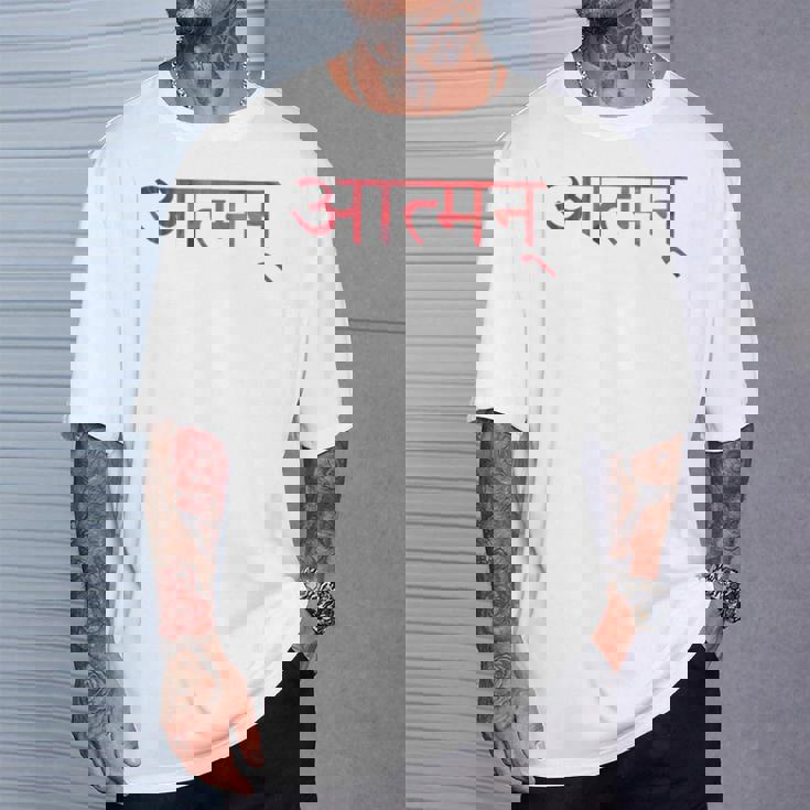 神秘的なサンスクリット語の仏教シンボル Atman Tシャツ 彼への贈り物