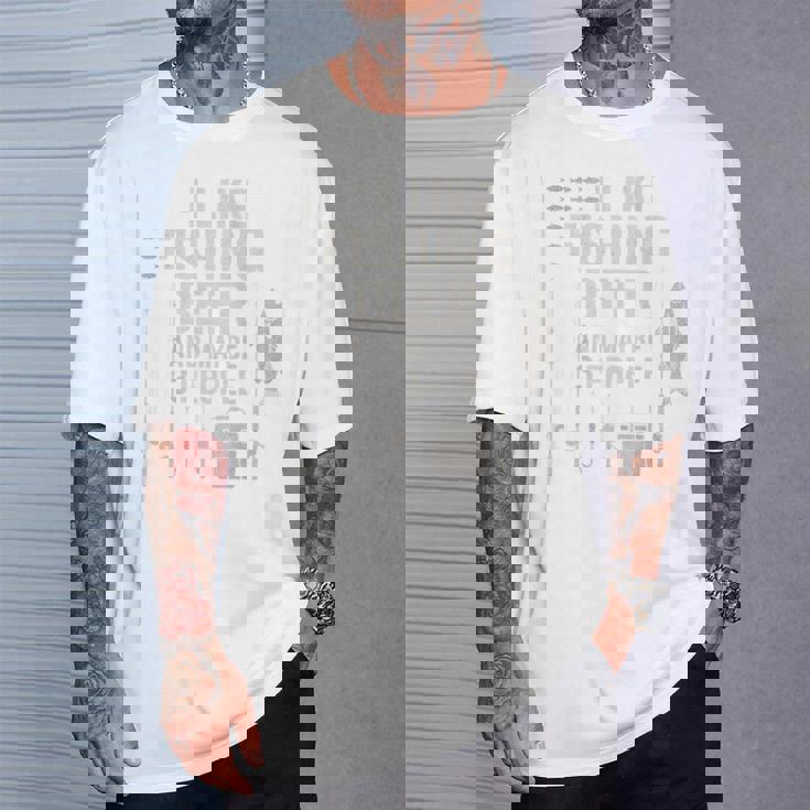 私はビール釣りが好きで、背中には3人で面白い釣りが好きです。 Tシャツ 彼への贈り物