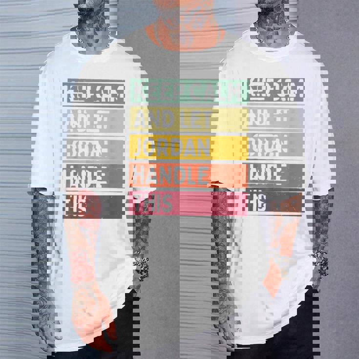 落ち着いて、ジョーダンにこの面白いレトロな引用を任せてください Tシャツ 彼への贈り物