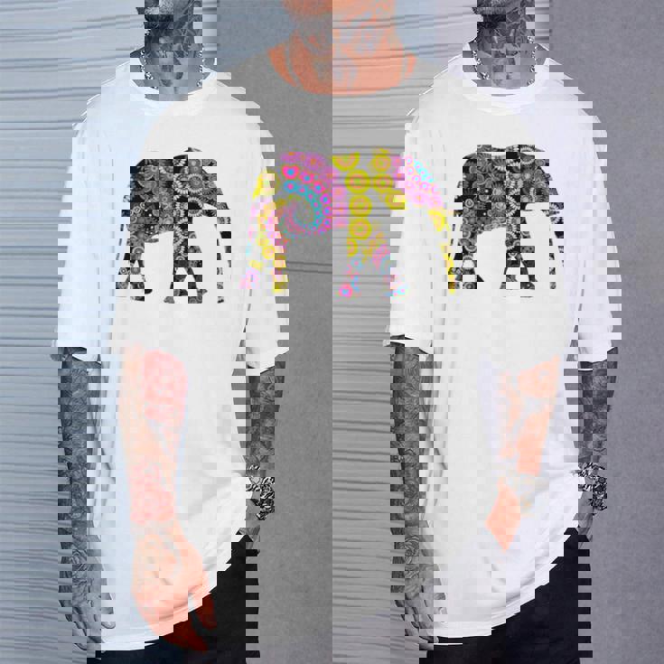 象のシルエット、かわいいボヘミアンデザイン。 Tシャツ 彼への贈り物