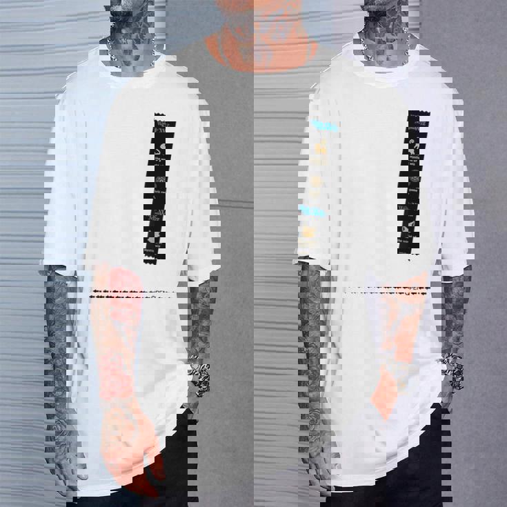 黒猫のウィズ 段ボールとウィズ C Tシャツ 彼への贈り物