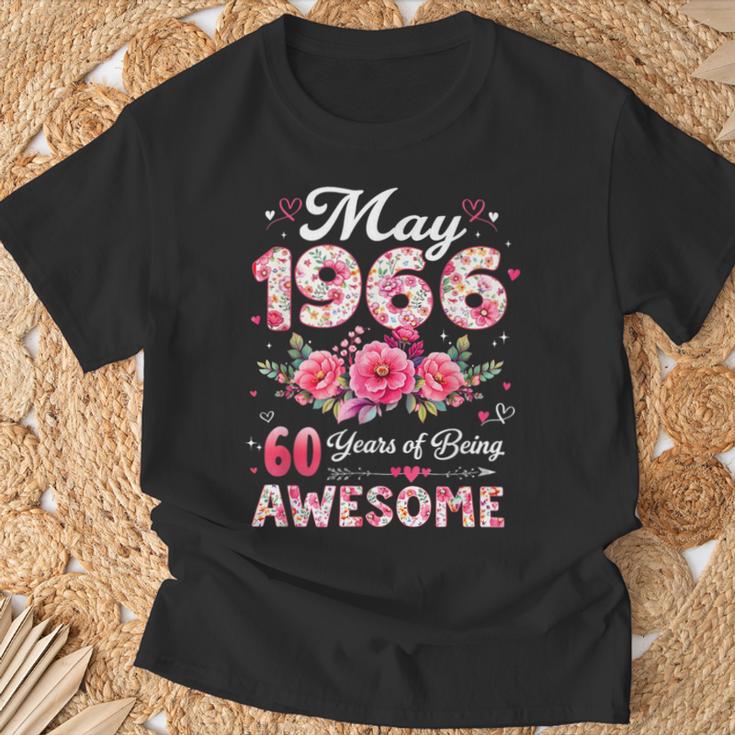 60歳 1966年5月 花柄 60歳 誕生日 男性 女性 Tシャツ 高齢者への贈り物