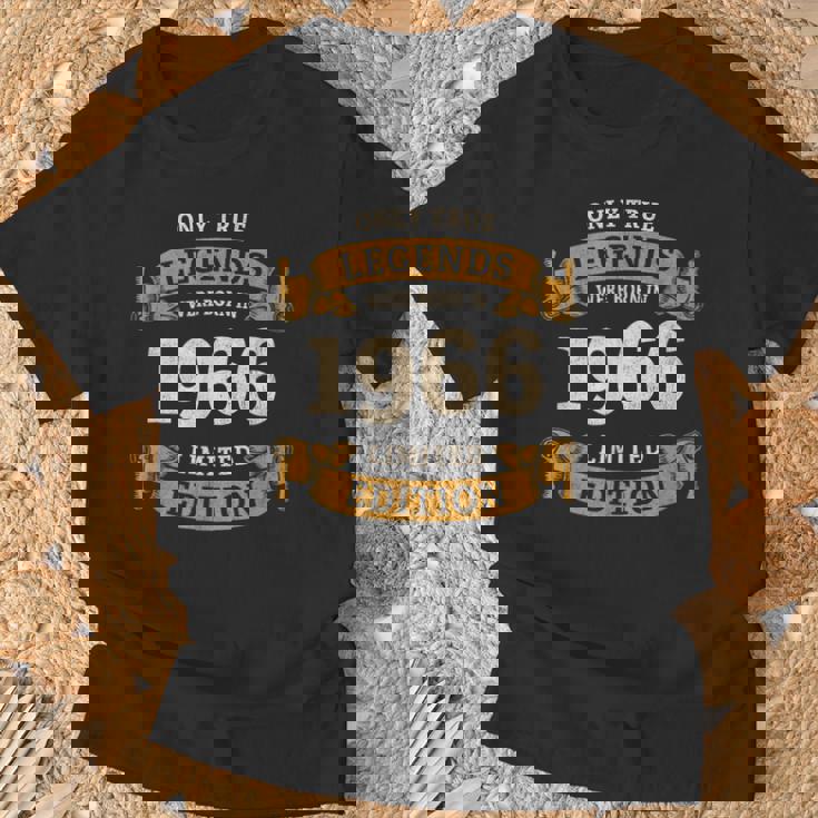 60歳の誕生日 還暦 真のレジェンドは1966年生まれ Tシャツ 高齢者への贈り物