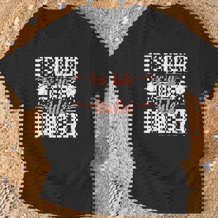 Ballerina Lifestyle Its Never Too Late To Be バレエダンサー Tシャツ 高齢者への贈り物
