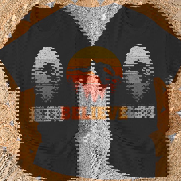 Bigfoot Believe Disc Golf Retro Sunset Vintage Flying Disc T-Shirt Gifts for Old Men