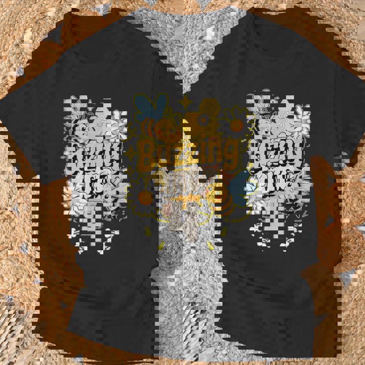 Buzzing Into 4 かわいい蜂 4歳の誕生日パーティーデザイン Tシャツ 高齢者への贈り物