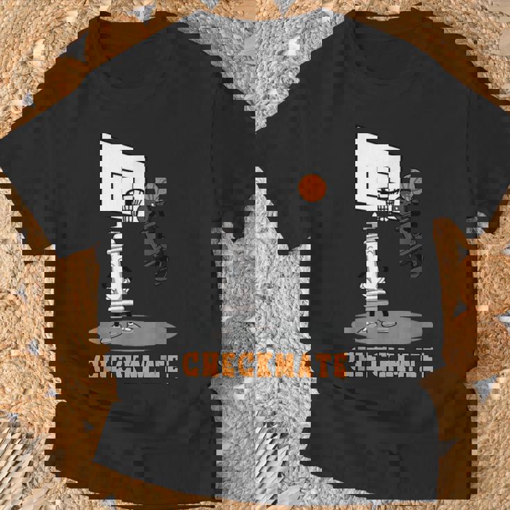 Checkmate Pawn Defeat King In Basketball チェスtシャツ Tシャツ 高齢者への贈り物