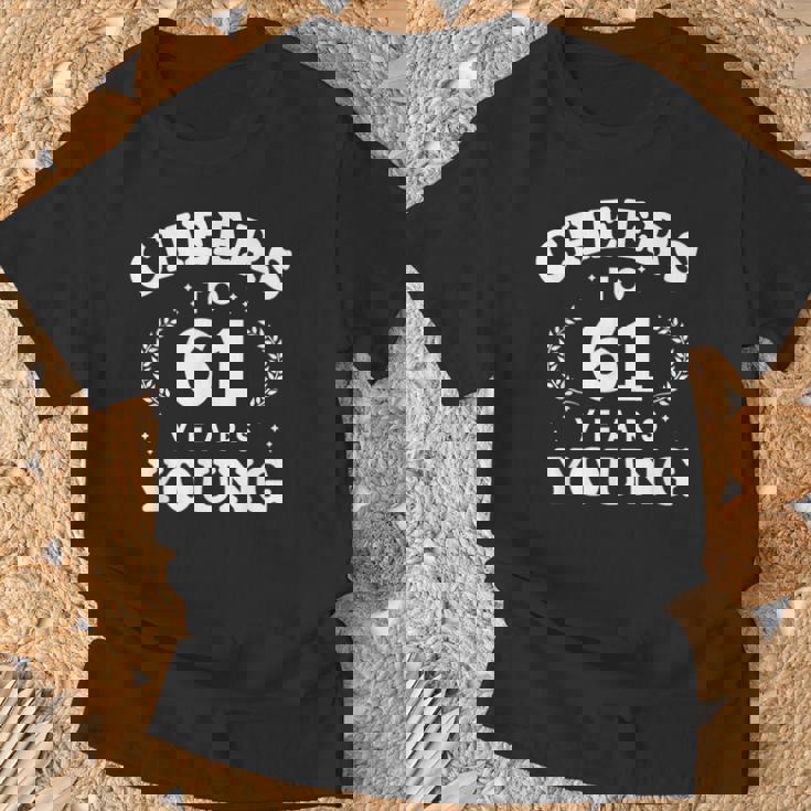 Cheers To 61歳 若い 61歳 61歳 誕生日 男性 女性 Tシャツ 高齢者への贈り物