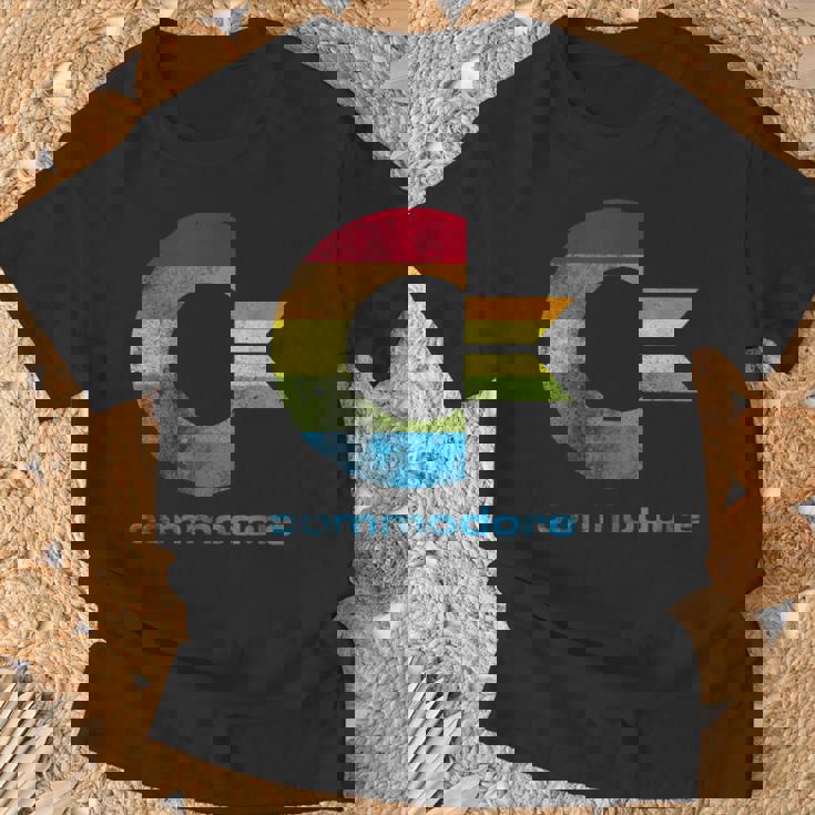 Commodore C64 大文字レインボーカラーストライプ効果 Tシャツ 高齢者への贈り物