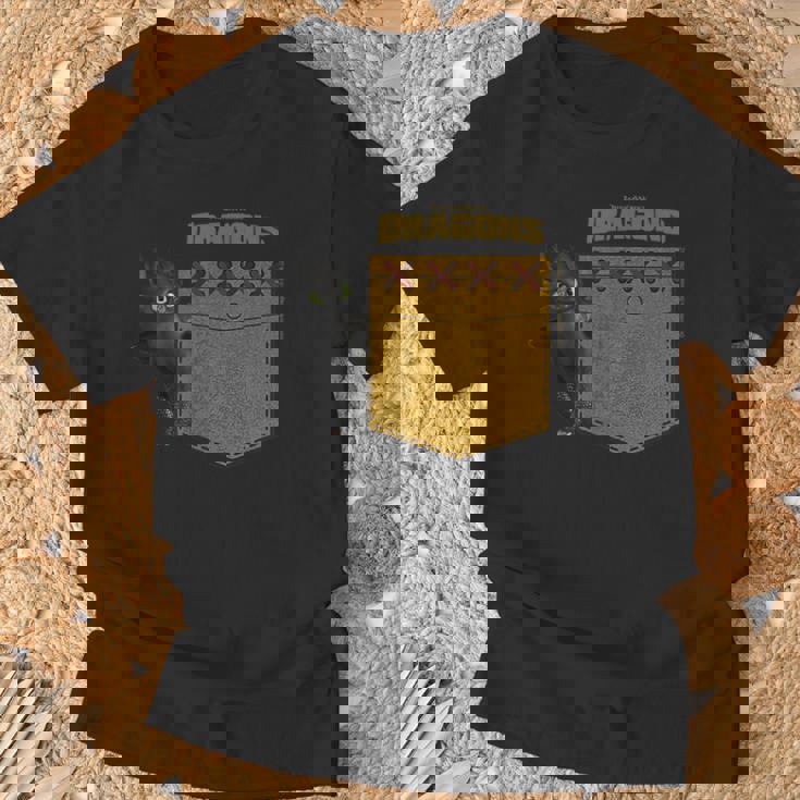 Dreamworks Dragons Toothless Leather Faux Pocket Tシャツ 高齢者への贈り物