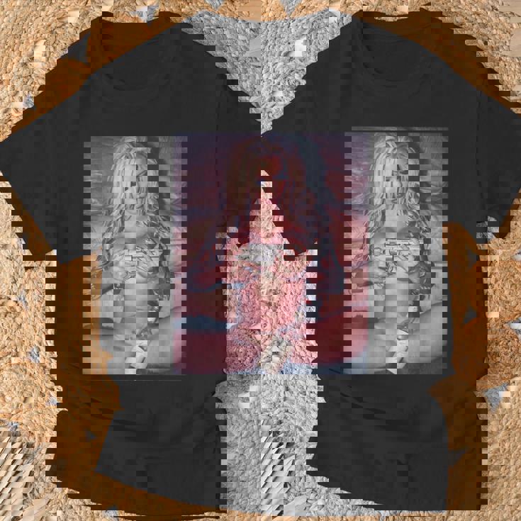 Hot Girl On ピストルを持つ少女 Tシャツ 高齢者への贈り物