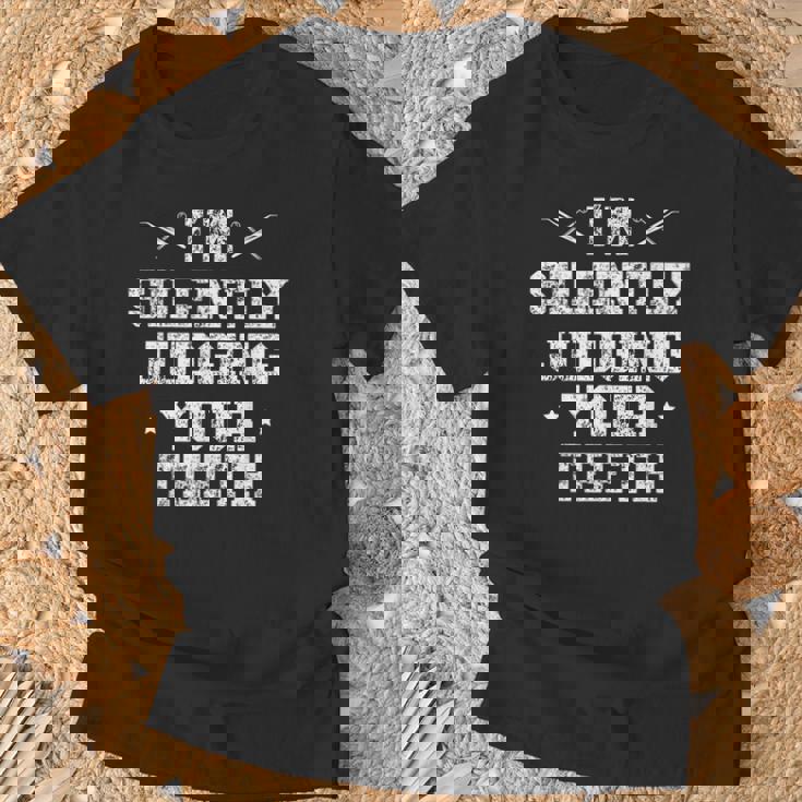 I'milently Judging Your Th Dentist Dentistry Dentistry Dentists Tシャツ 高齢者への贈り物