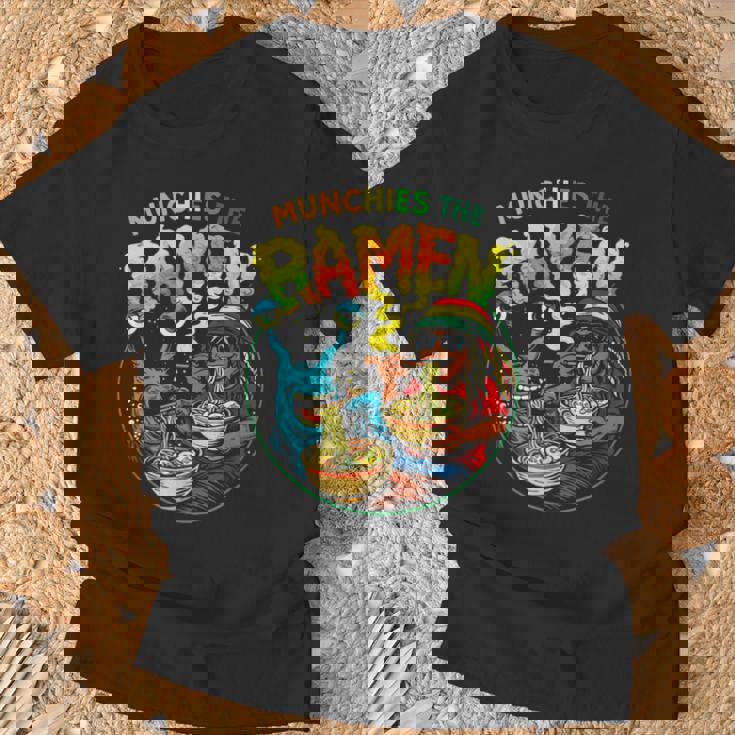 Munchies ラーメンを食べるエイリアン ドレッドヘアアート Tシャツ 高齢者への贈り物
