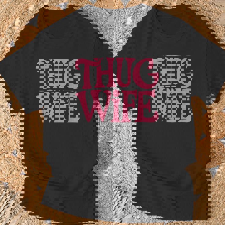 Pink Thug Wife クラシックなギャングスタイルのレトロなステートメント Tシャツ 高齢者への贈り物