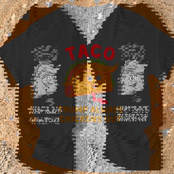 Taco Trump Always Chickens Out アンチトランプニックネーム Tシャツ 高齢者への贈り物