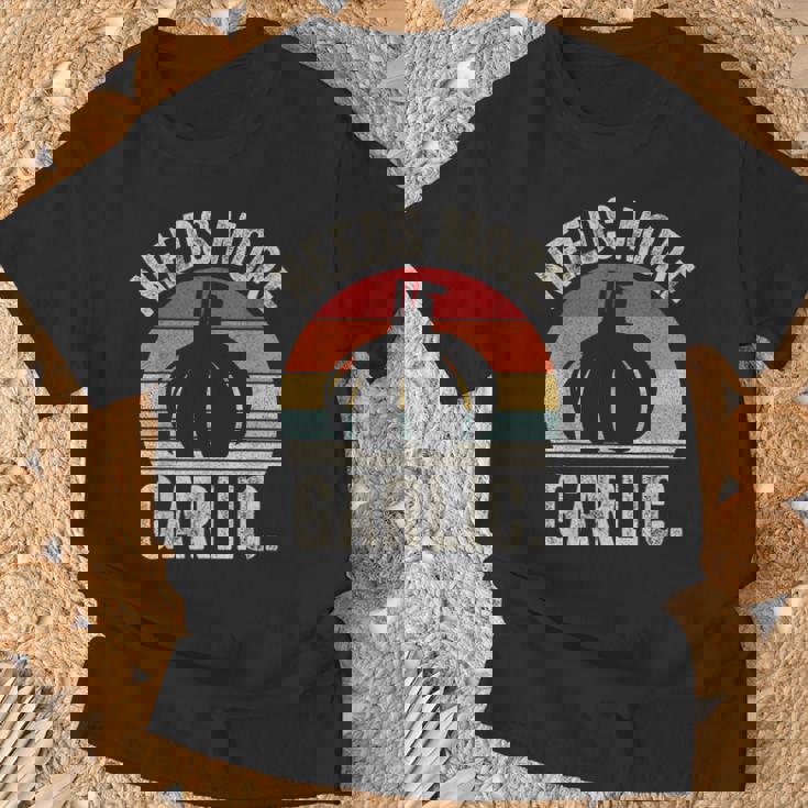 Vintage Retro Needs More ガーリック ガーリック ニンニク科医 クックシェフ Tシャツ 高齢者への贈り物