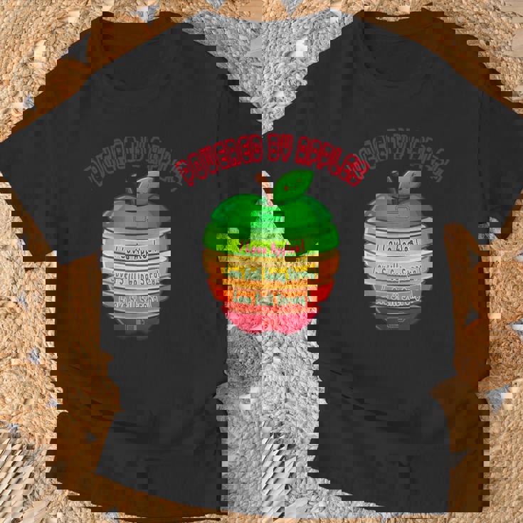 「Powered By Apples（リンゴの力）」リンゴ スライス 充電 バッテリー 残量 おもしろみ 可愛い Tシャツ 高齢者への贈り物