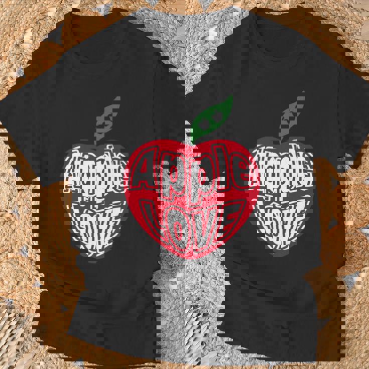 「Red Apple Fresh Fruit 」 ハート型 Love りんご フルーツ ユニークデザイン 長袖tシャツ Tシャツ 高齢者への贈り物