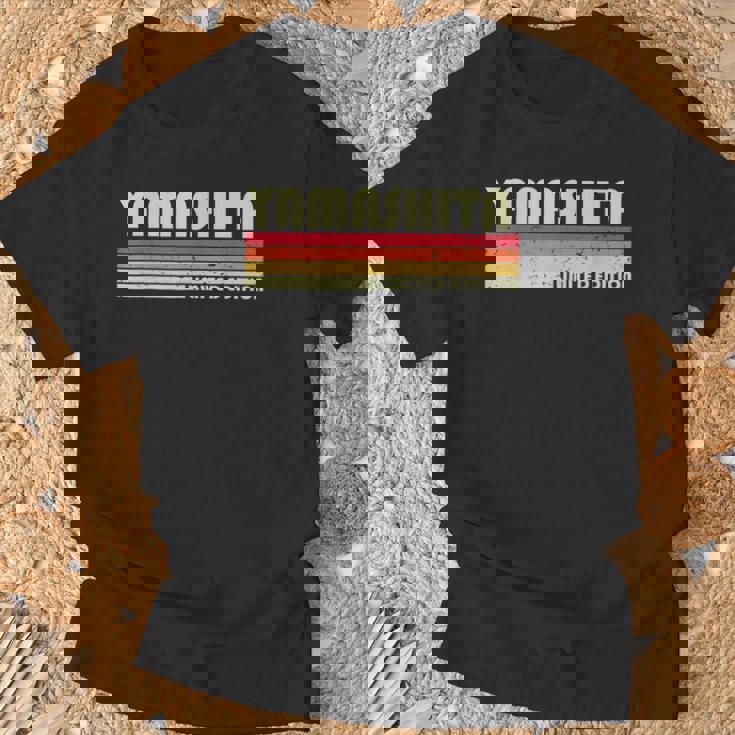 【山下 やました】名前 名字 家族お揃い ギャグ ネタ ウケ狙い 贈り物 ギフト 面白い おもしろ Tシャツ 高齢者への贈り物