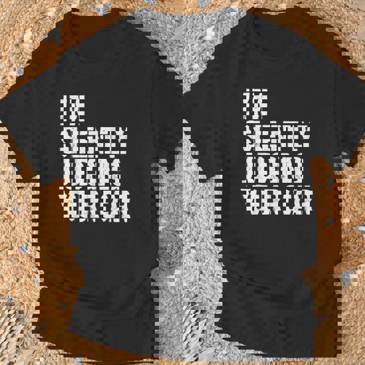 あなたの車を黙って判断してる面白いドライバーの名言 Tシャツ 高齢者への贈り物