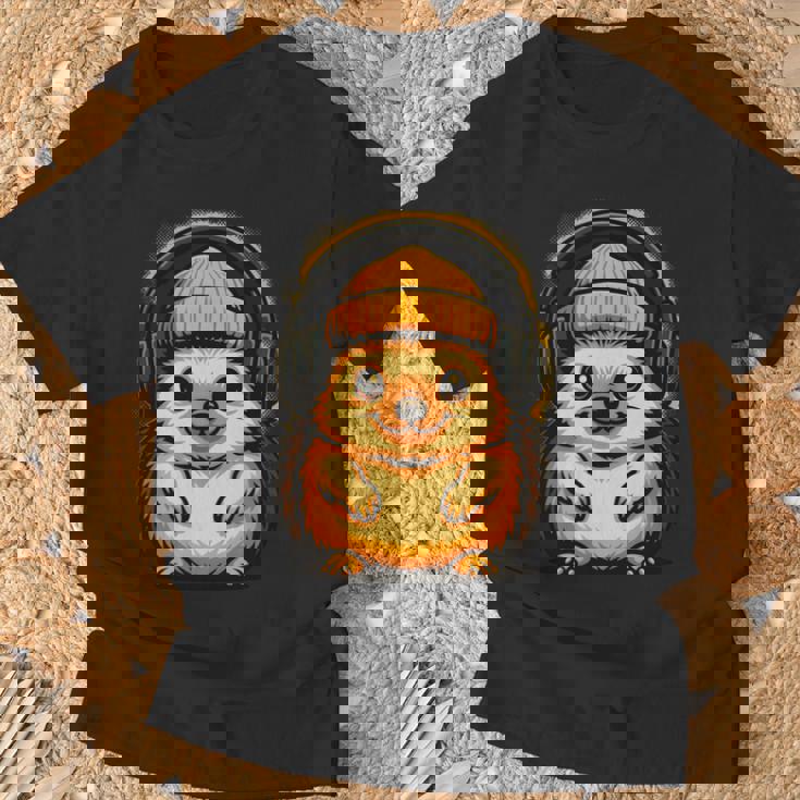 かわいいハリネズミ、ビーニーとヘッドフォン、居心地の良い音楽愛好家。 長袖tシャツ Tシャツ 高齢者への贈り物