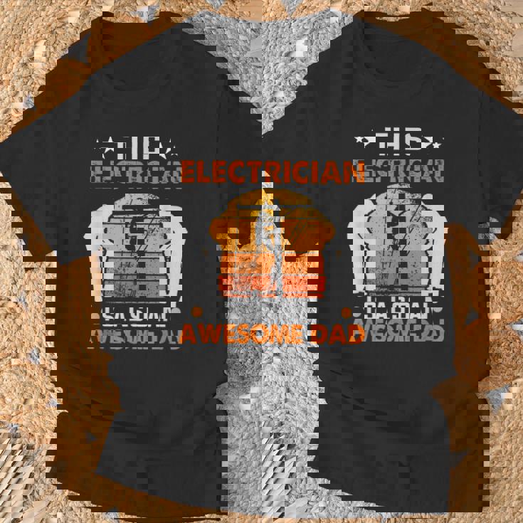 メンズ この電気屋さんは、すごいお父さん電気屋さんでもあります Tシャツ 高齢者への贈り物