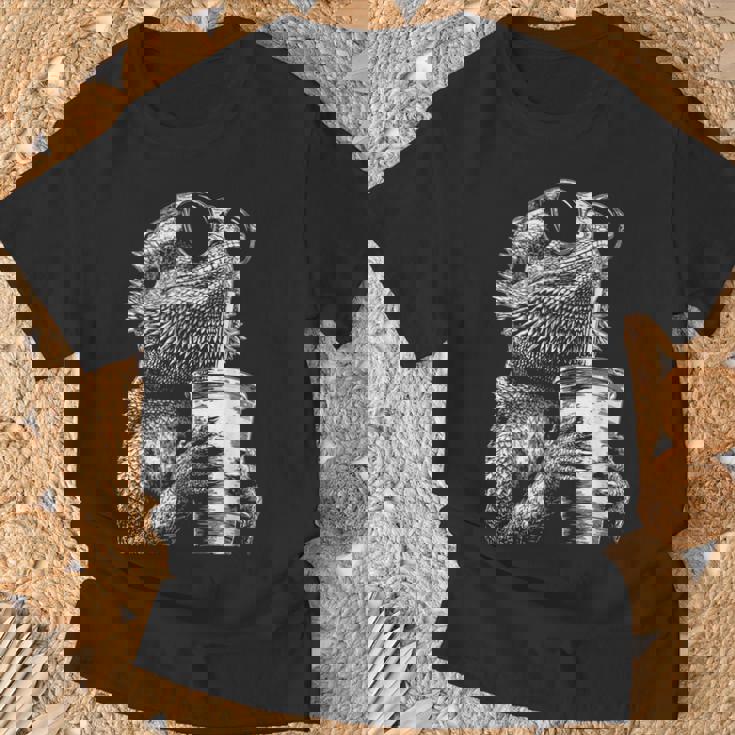 ひげを生やしたドラゴン 飲むアイスコーヒー 面白い動物 ミーム グランジ Tシャツ 高齢者への贈り物