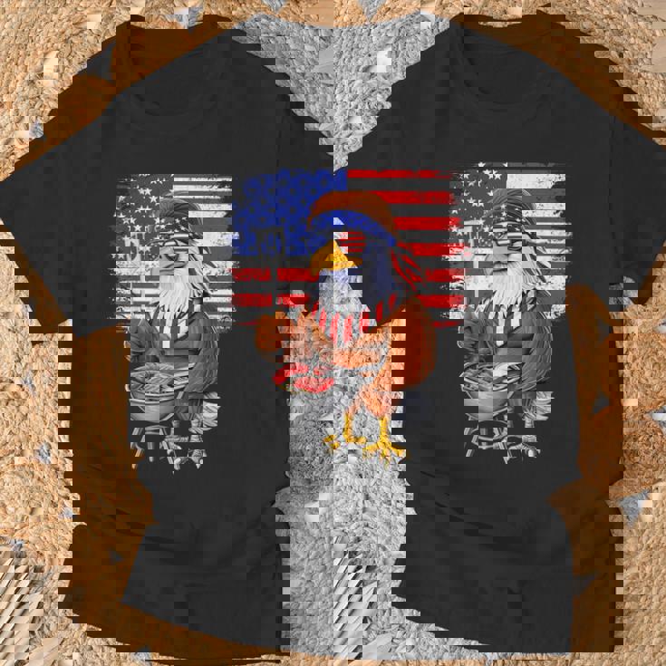 アメリカの白頭鷲、アメリカ国旗、バーベキュー、肉のグリル、愛国心、独立記念日、愛国心、誇り高きアメリカ人 Tシャツ 高齢者への贈り物