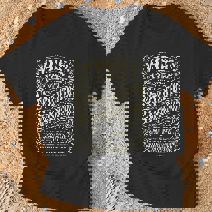 ウイスキーはスコッチと言う蒸留の背景を持つビール 長袖tシャツ Tシャツ 高齢者への贈り物